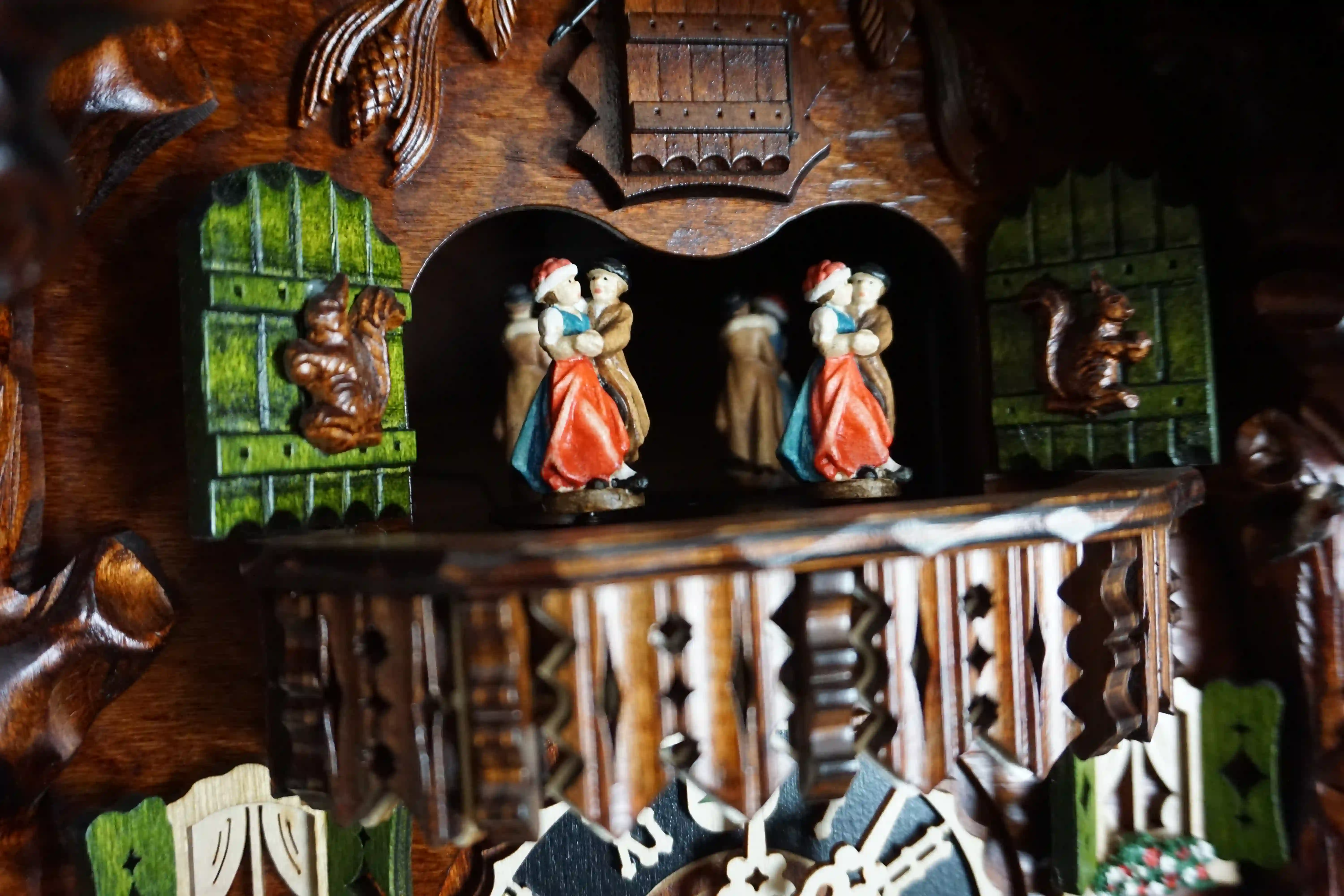 Cuckoo Clock  Brown Bears  8 Day Movement with Music (7) Massive hand carved mechanical 8 day brown cuckoo clock with absolute attention to detail. Clock is decorated with the black forest wildlife such as wood peckers, birds, squirels, deers and brown bears. Absolute stunning piece of art made by Hönes