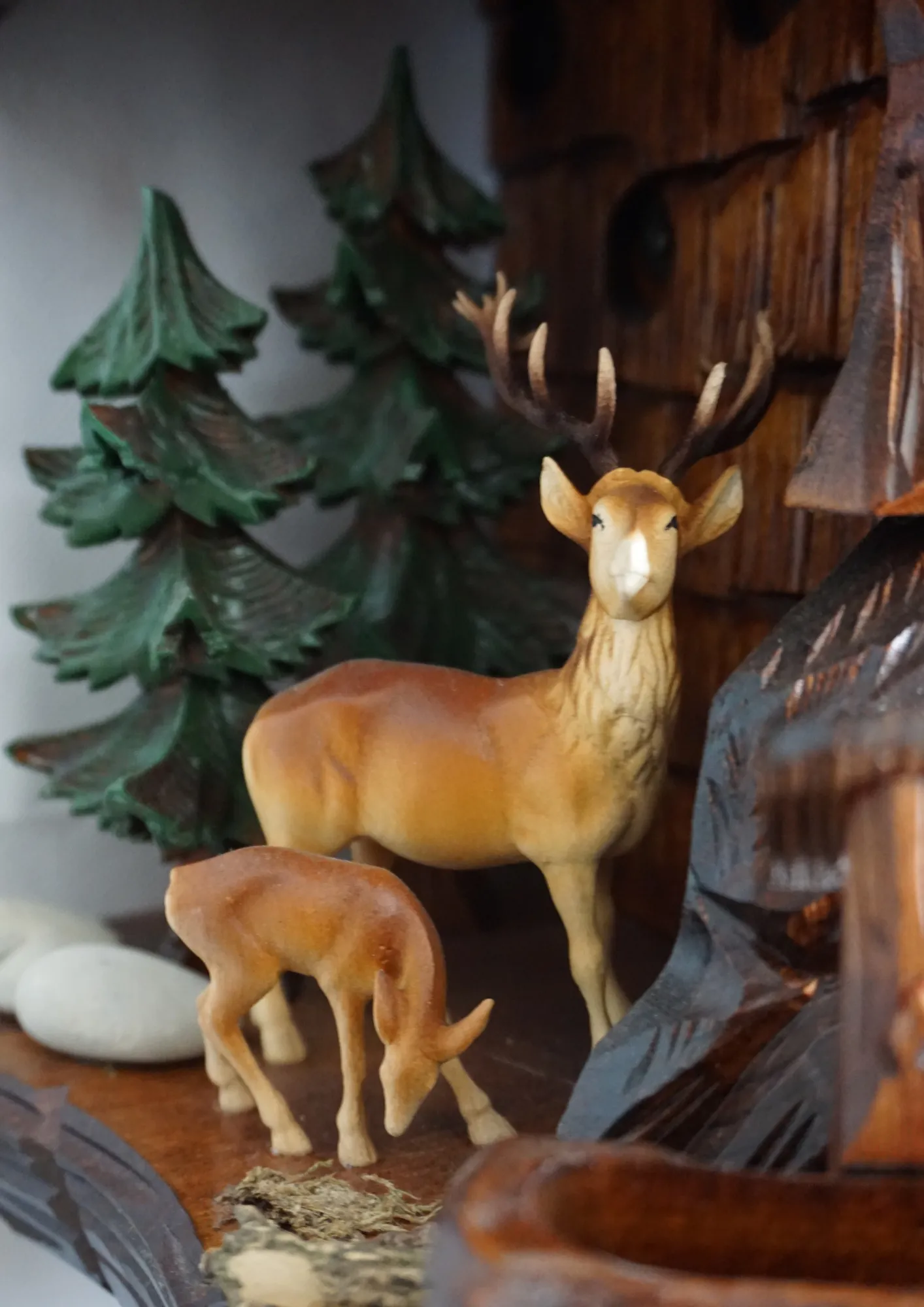 Cuckoo Clock  Brown Bears  8 Day Movement with Music (3) Massive hand carved mechanical 8 day brown cuckoo clock with absolute attention to detail. Clock is decorated with the black forest wildlife such as wood peckers, birds, squirels, deers and brown bears. Absolute stunning piece of art made by Hönes