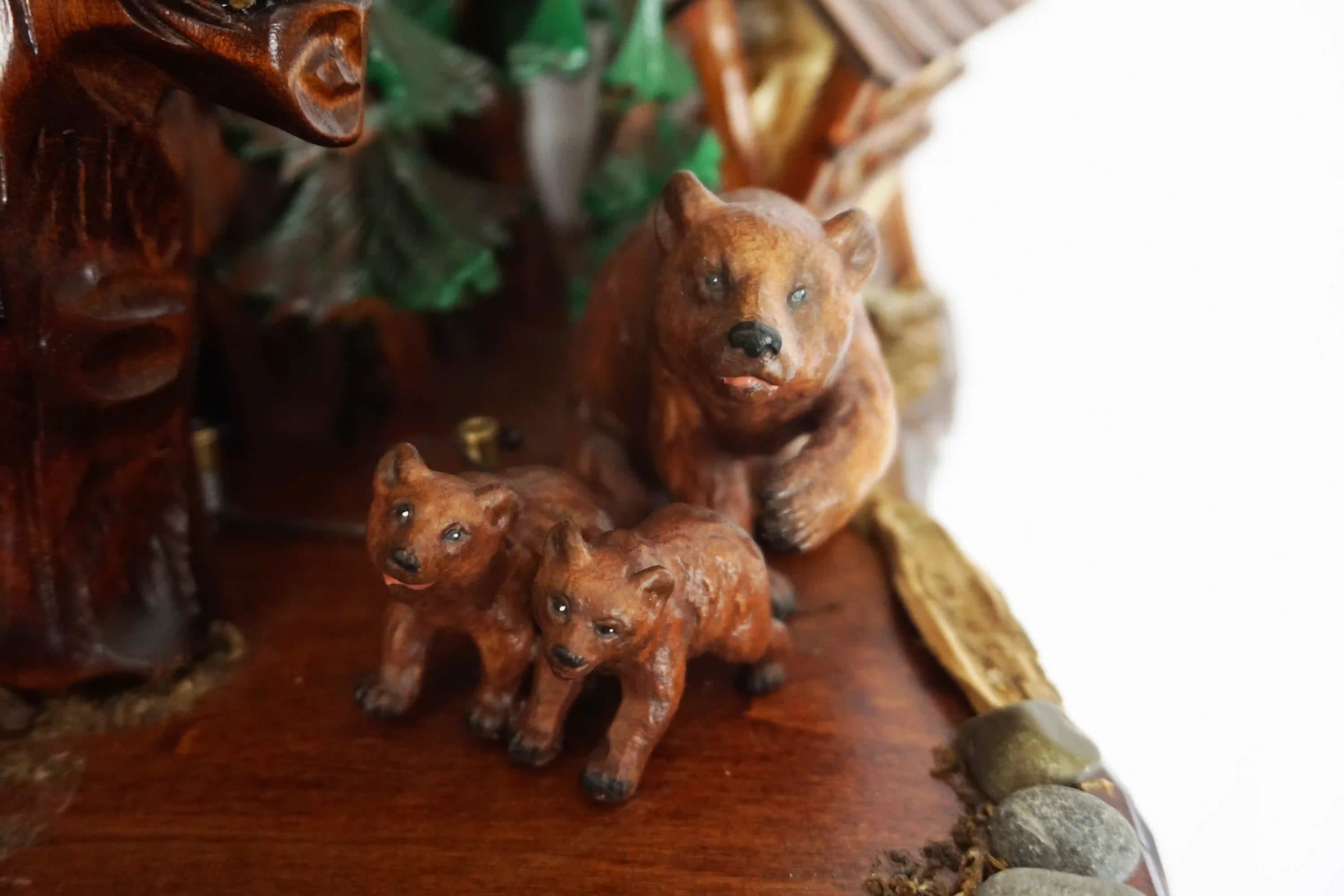 Cuckoo Clock  Brown Bears  8 Day Movement with Music (5) Massive hand carved mechanical 8 day brown cuckoo clock with absolute attention to detail. Clock is decorated with the black forest wildlife such as wood peckers, birds, squirels, deers and brown bears. Absolute stunning piece of art made by Hönes