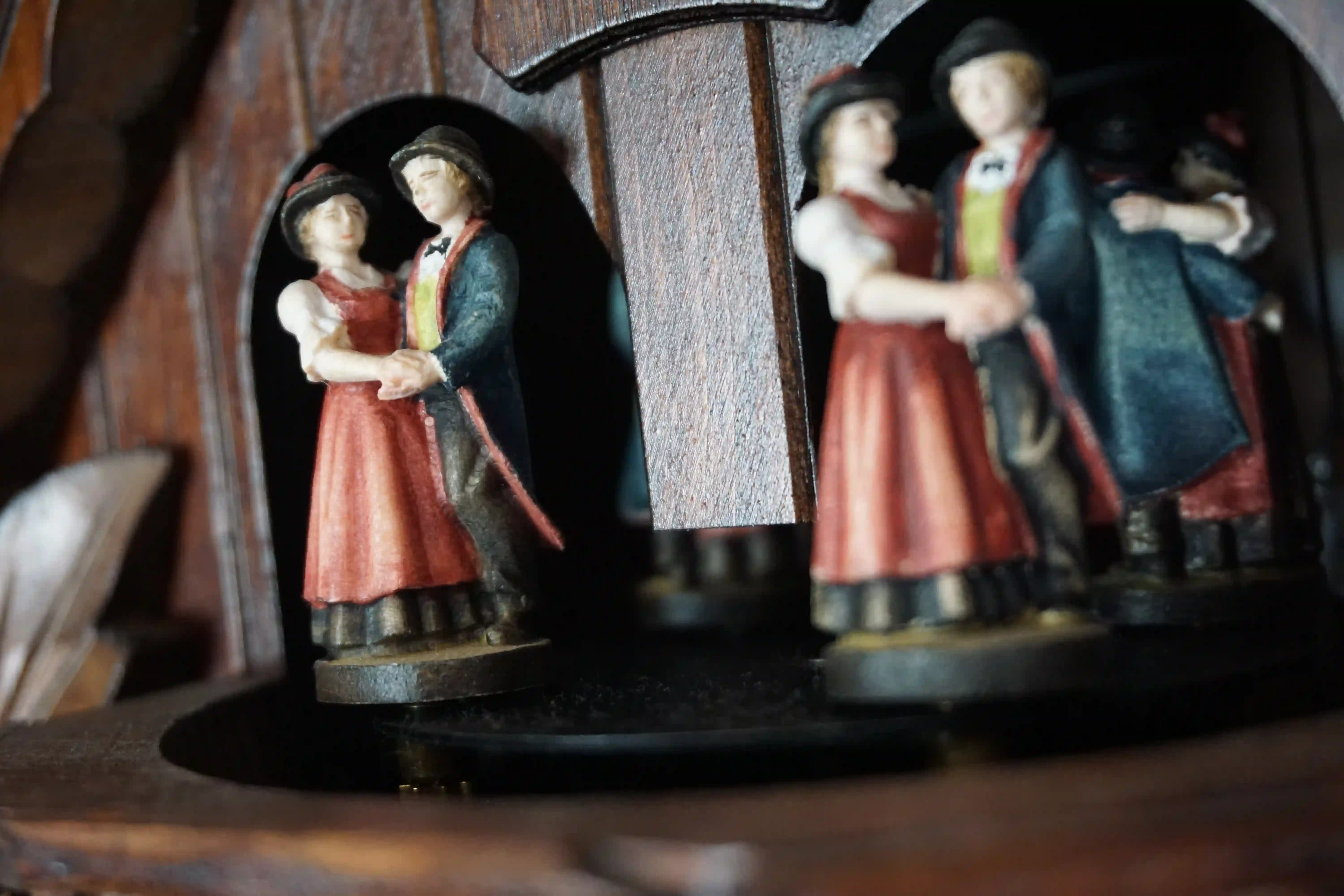 Cuckoo Clock  Moving Birds  8 Day Movement with Music (4) Large and carved mechanical 8 days black forest cuckoo clock with unusual design, while the frame is decorated in traditional style, the roof is covered in shingles. Two birds at the front are moving every time cuckoo comes out and feeding the offspring i